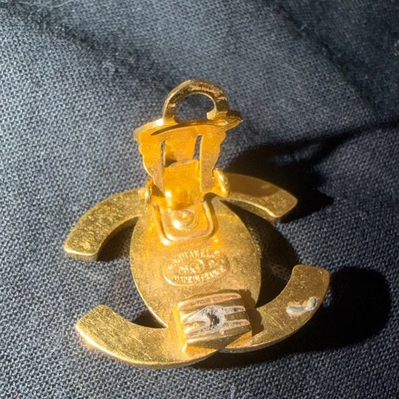 Authentic Vintage 24K Gold Plated Chanel CC Turnlock Clip on Earrings 1996 - Picture 8 of 10